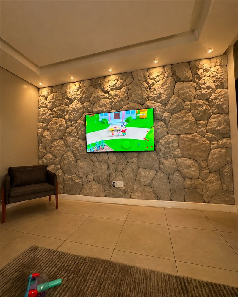 A mesma sala com parede revestida em Moledo Tradicional SuperPremo